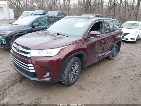 5TDJZRFH4JS829597 2018 TOYOTA HIGHLANDER - Image 2