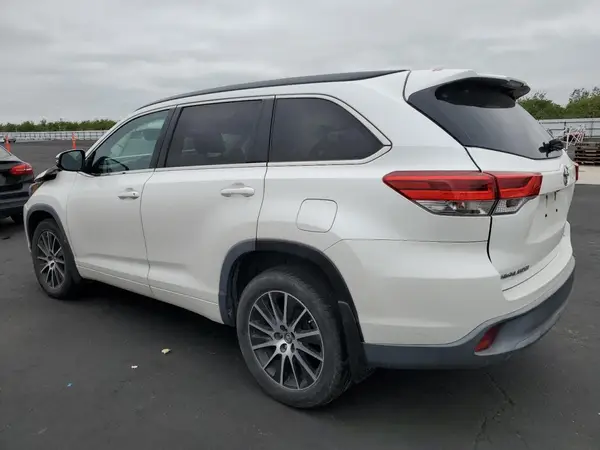 5TDJZRFH4JS830927 2018 TOYOTA HIGHLANDER - Image 2