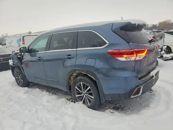 5TDJZRFH4JS832595 2018 TOYOTA HIGHLANDER - Image 2