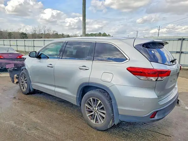 5TDJZRFH4JS852202 2018 TOYOTA HIGHLANDER - Image 2