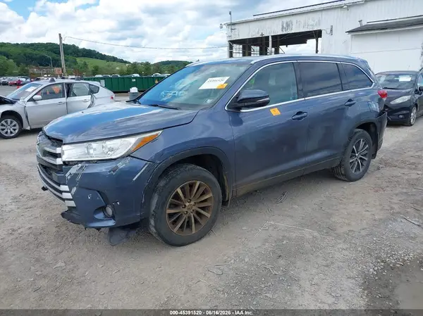 5TDJZRFH4JS865869 2018 TOYOTA HIGHLANDER - Image 2