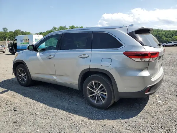 5TDJZRFH4JS869582 2018 TOYOTA HIGHLANDER - Image 2