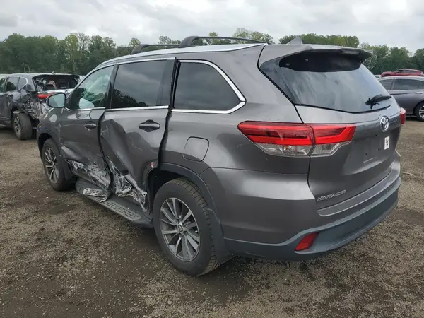 5TDJZRFH4JS869940 2018 TOYOTA HIGHLANDER - Image 2