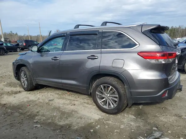5TDJZRFH4JS875107 2018 TOYOTA HIGHLANDER - Image 2