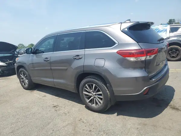 5TDJZRFH4JS875821 2018 TOYOTA HIGHLANDER - Image 2