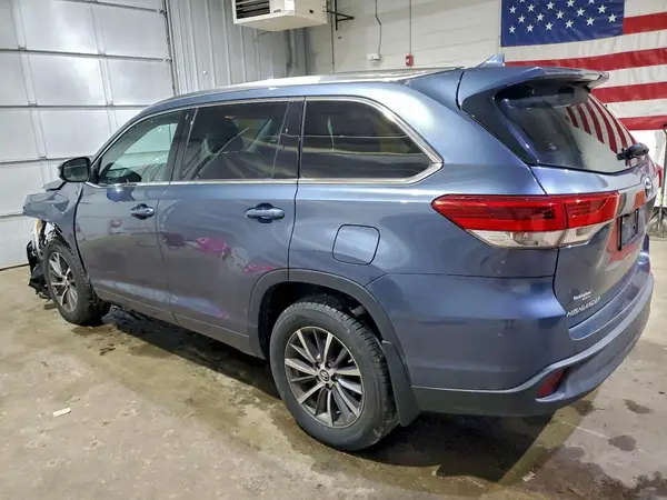 5TDJZRFH4JS880789 2018 TOYOTA HIGHLANDER - Image 2
