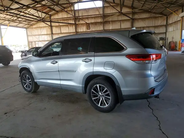 5TDJZRFH4JS898094 2018 TOYOTA HIGHLANDER - Image 2