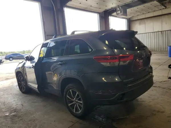5TDJZRFH4JS901737 2018 TOYOTA HIGHLANDER - Image 2
