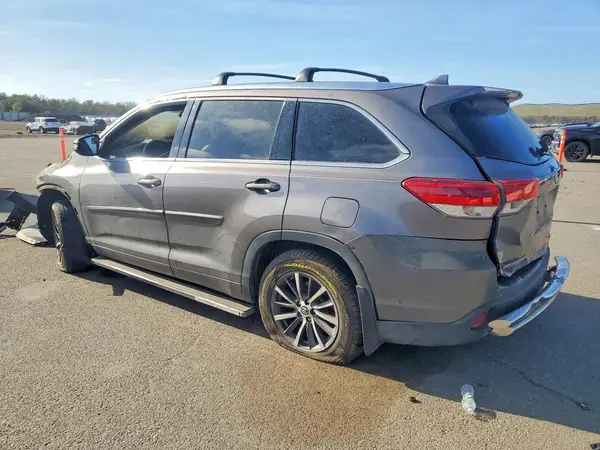 5TDJZRFH4JS906842 2018 TOYOTA HIGHLANDER - Image 2