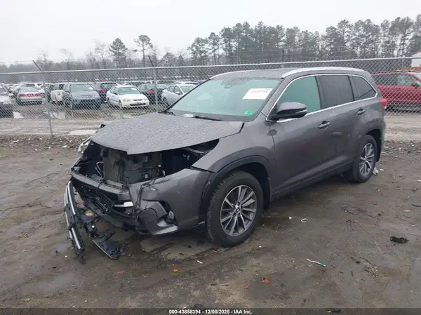 5TDJZRFH4KS563533 2019 TOYOTA HIGHLANDER - Image 2