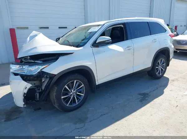 5TDJZRFH4KS568084 2019 TOYOTA HIGHLANDER - Image 2