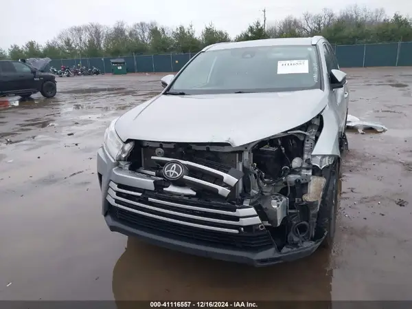 5TDJZRFH4KS568182 2019 TOYOTA HIGHLANDER - Image 2