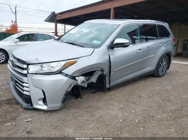 5TDJZRFH4KS576735 2019 TOYOTA HIGHLANDER - Image 2