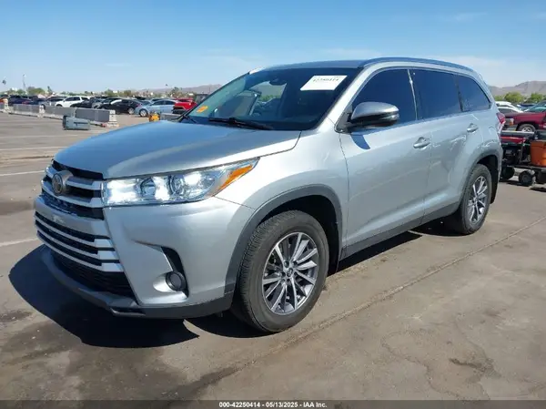 5TDJZRFH4KS580932 2019 TOYOTA HIGHLANDER - Image 2