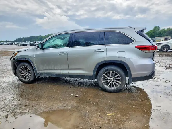 5TDJZRFH4KS587718 2019 TOYOTA HIGHLANDER - Image 2