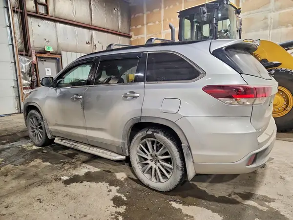 5TDJZRFH4KS588805 2019 TOYOTA HIGHLANDER - Image 2