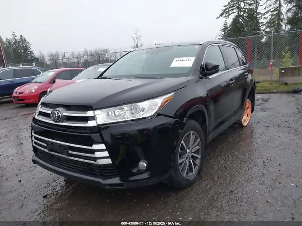 5TDJZRFH4KS593261 2019 TOYOTA HIGHLANDER - Image 2