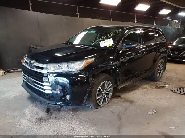 5TDJZRFH4KS629952 2019 TOYOTA HIGHLANDER - Image 2