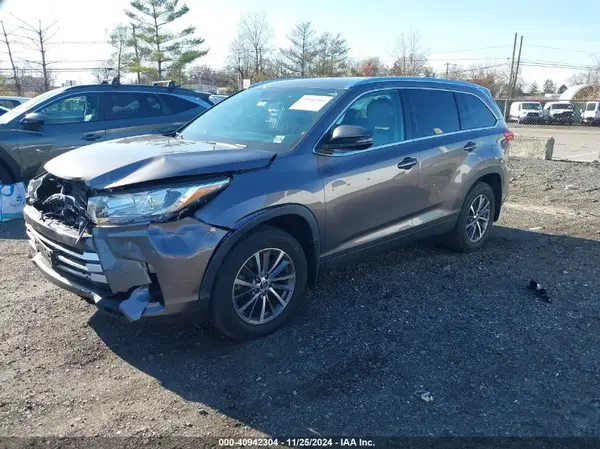 5TDJZRFH4KS715827 2019 TOYOTA HIGHLANDER - Image 2