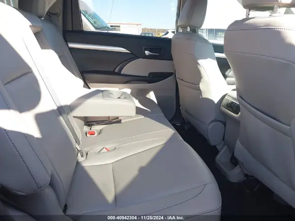5TDJZRFH4KS715827 2019 TOYOTA HIGHLANDER - Image 8