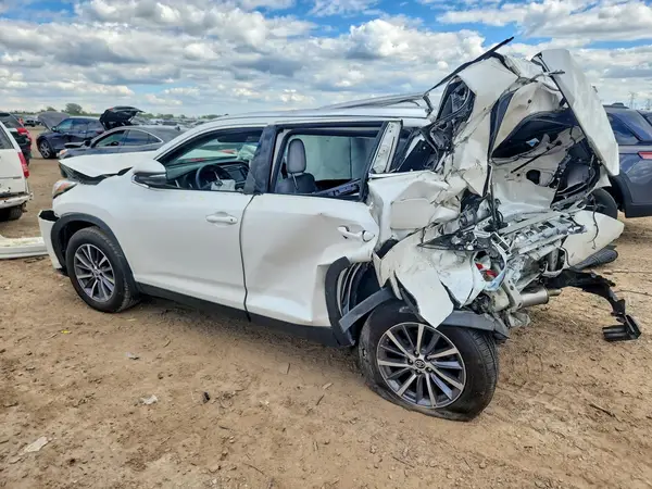 5TDJZRFH4KS722745 2019 TOYOTA HIGHLANDER - Image 2