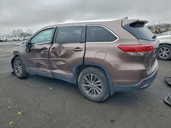 5TDJZRFH4KS918684 2019 TOYOTA HIGHLANDER - Image 2