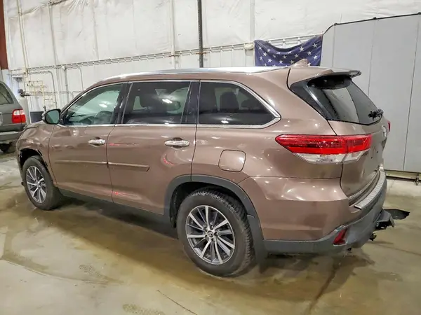 5TDJZRFH4KS920290 2019 TOYOTA HIGHLANDER - Image 2