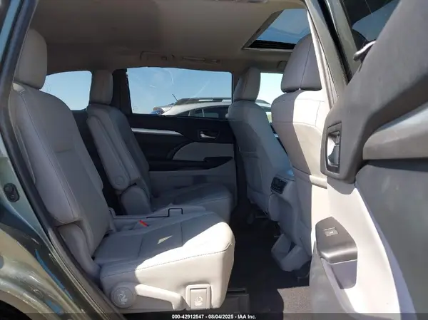 5TDJZRFH4KS929894 2019 TOYOTA HIGHLANDER - Image 8