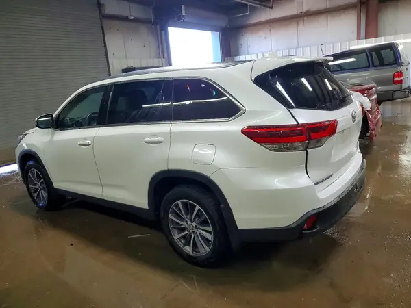 5TDJZRFH4KS932066 2019 TOYOTA HIGHLANDER - Image 2