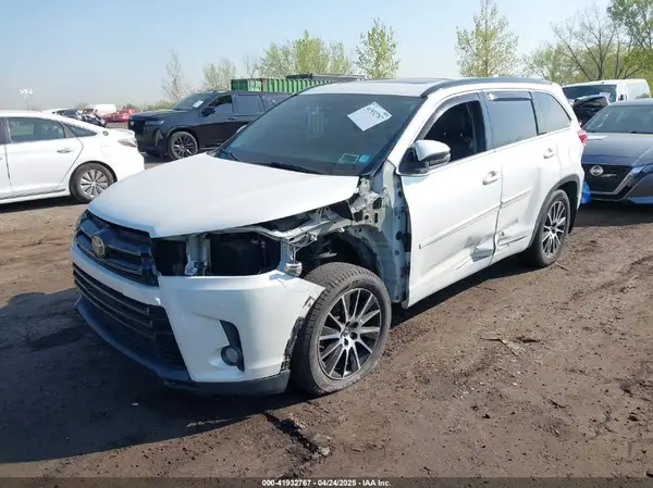 5TDJZRFH5HS359347 2017 TOYOTA HIGHLANDER - Image 2