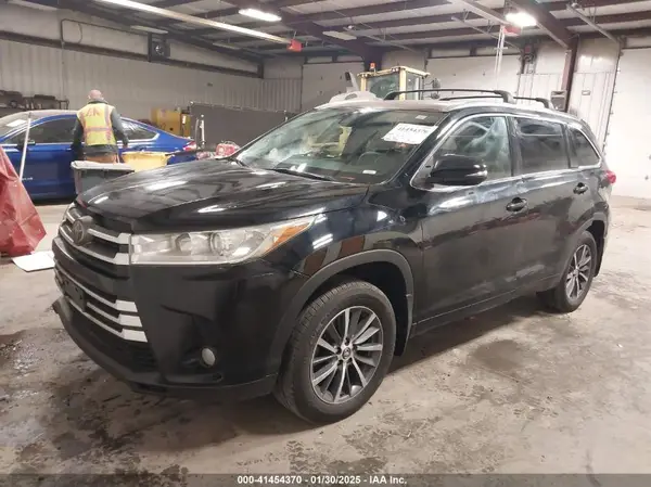5TDJZRFH5HS397175 2017 TOYOTA HIGHLANDER - Image 2