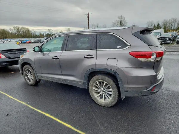 5TDJZRFH5HS425198 2017 TOYOTA HIGHLANDER - Image 2