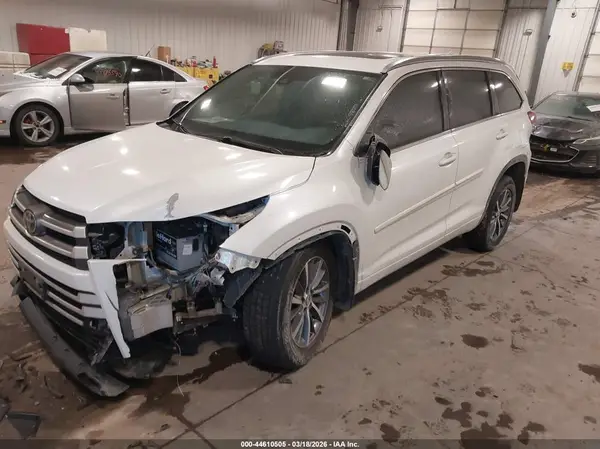 5TDJZRFH5HS430417 2017 TOYOTA HIGHLANDER - Image 2