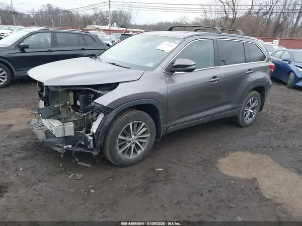 5TDJZRFH5HS446066 2017 TOYOTA HIGHLANDER - Image 2