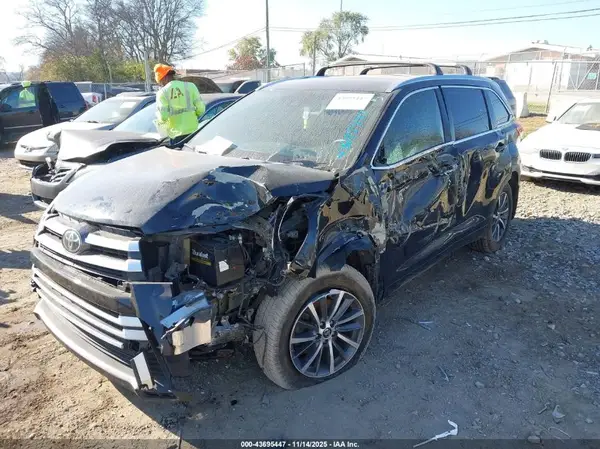 5TDJZRFH5HS449176 2017 TOYOTA HIGHLANDER - Image 2