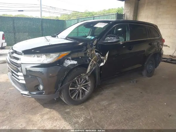 5TDJZRFH5HS452692 2017 TOYOTA HIGHLANDER - Image 2