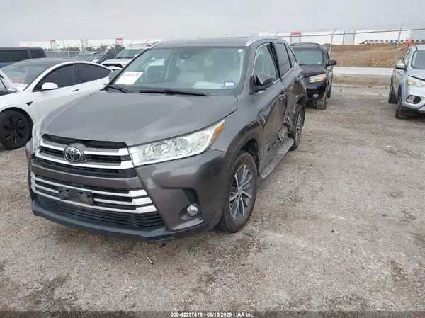 5TDJZRFH5HS465507 2017 TOYOTA HIGHLANDER - Image 2