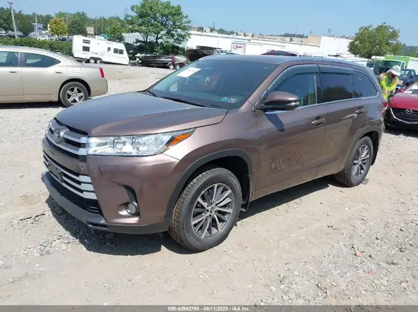 5TDJZRFH5HS475681 2017 TOYOTA HIGHLANDER - Image 2