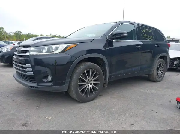 5TDJZRFH5HS521221 2017 TOYOTA HIGHLANDER - Image 2