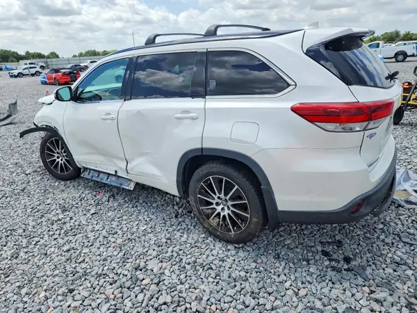 5TDJZRFH5JS489053 2018 TOYOTA HIGHLANDER - Image 2