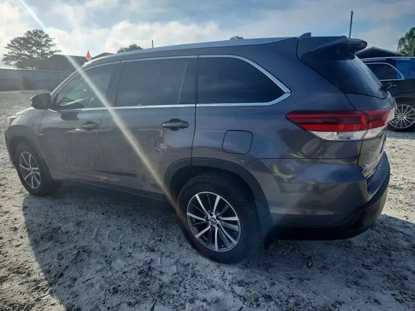 5TDJZRFH5JS525064 2018 TOYOTA HIGHLANDER - Image 2