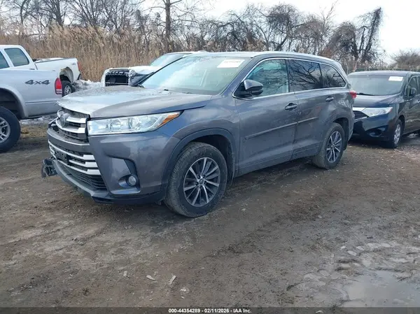 5TDJZRFH5JS525324 2018 TOYOTA HIGHLANDER - Image 2
