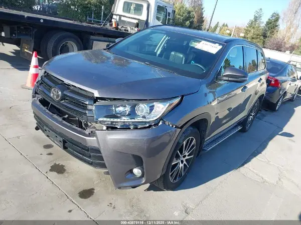 5TDJZRFH5JS535643 2018 TOYOTA HIGHLANDER - Image 2