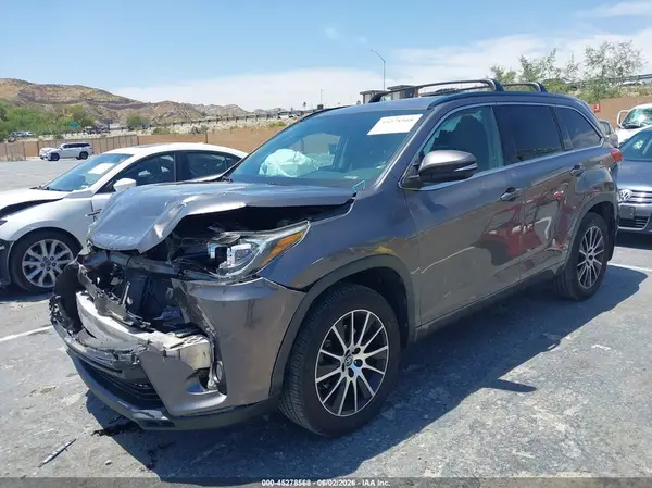 5TDJZRFH5JS550157 2018 TOYOTA HIGHLANDER - Image 2