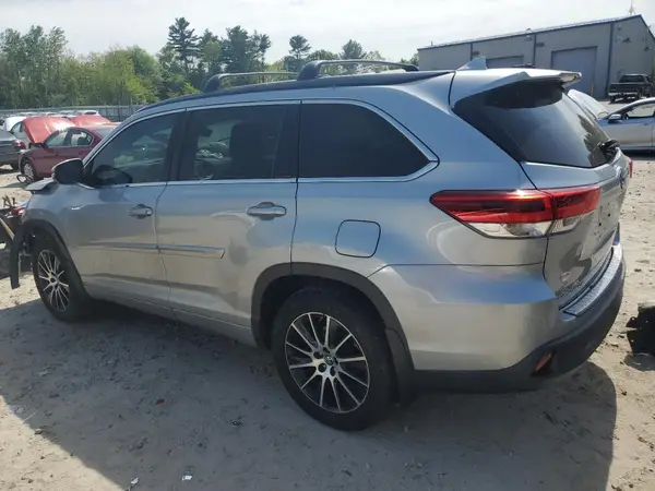 5TDJZRFH5JS550692 2018 TOYOTA HIGHLANDER - Image 2