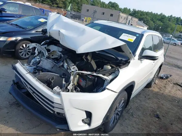 5TDJZRFH5JS554046 2018 TOYOTA HIGHLANDER - Image 2
