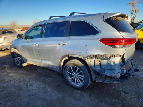 5TDJZRFH5JS555715 2018 TOYOTA HIGHLANDER - Image 2