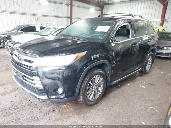 5TDJZRFH5JS561076 2018 TOYOTA HIGHLANDER - Image 2