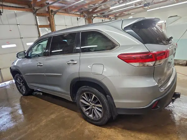 5TDJZRFH5JS827339 2018 TOYOTA HIGHLANDER - Image 2
