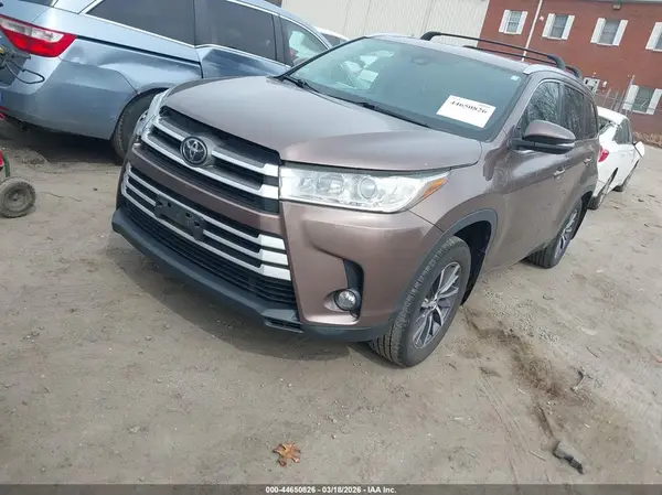 5TDJZRFH5JS828751 2018 TOYOTA HIGHLANDER - Image 2